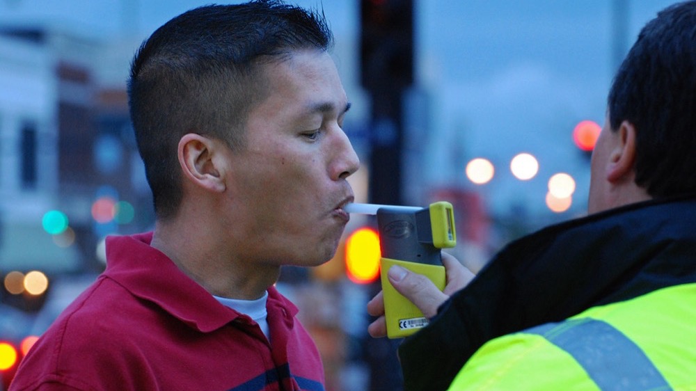 control de alcoholemia con etilómetro de la guardia civil